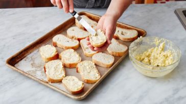 What temperature do you bake frozen garlic bread?