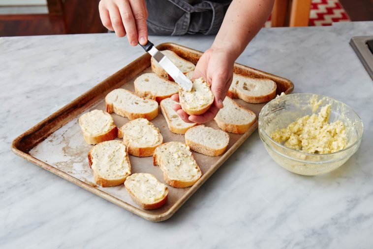 What temperature do you bake frozen garlic bread?