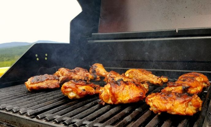What temperature do you cook chicken on a gas grill?