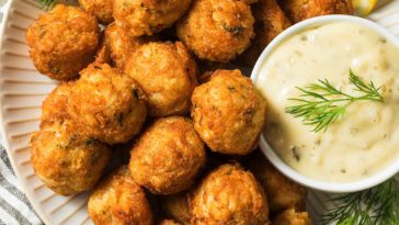 What temperature should crab cakes be cooked at?