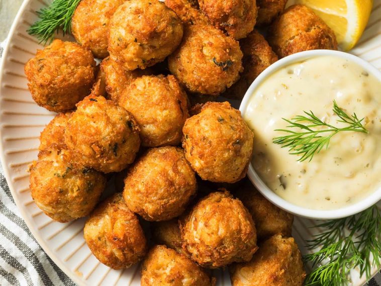 What temperature should crab cakes be cooked at?