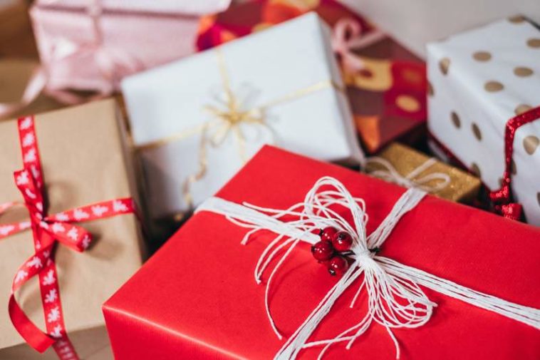 What types of gifts are given in Mexico on Christmas?