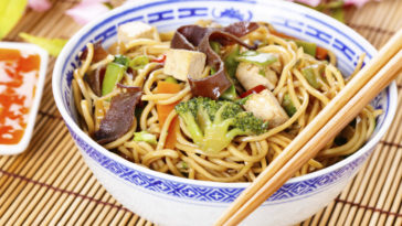 What's the difference between chop suey and chow mein?