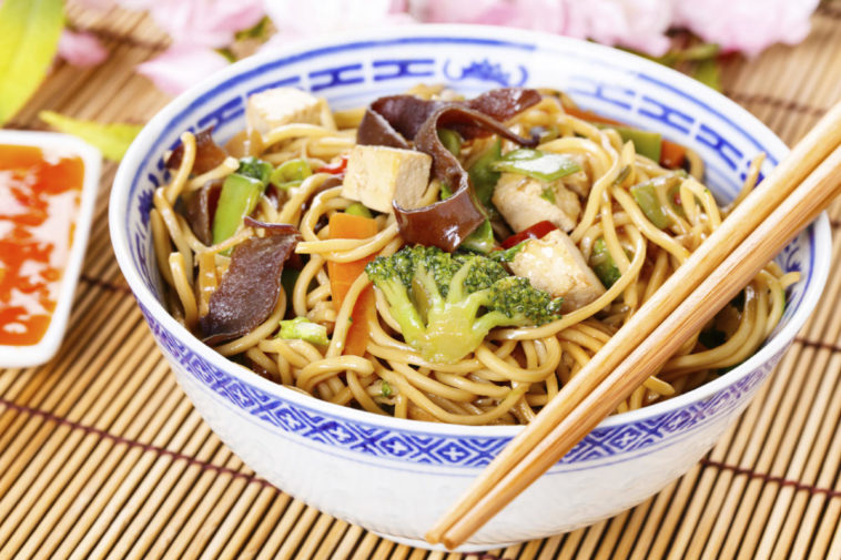 What's the difference between chop suey and chow mein?