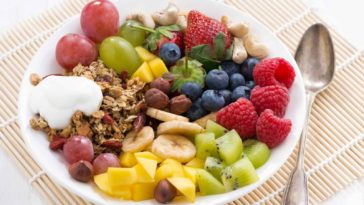 Which fruits Cannot be eaten together?