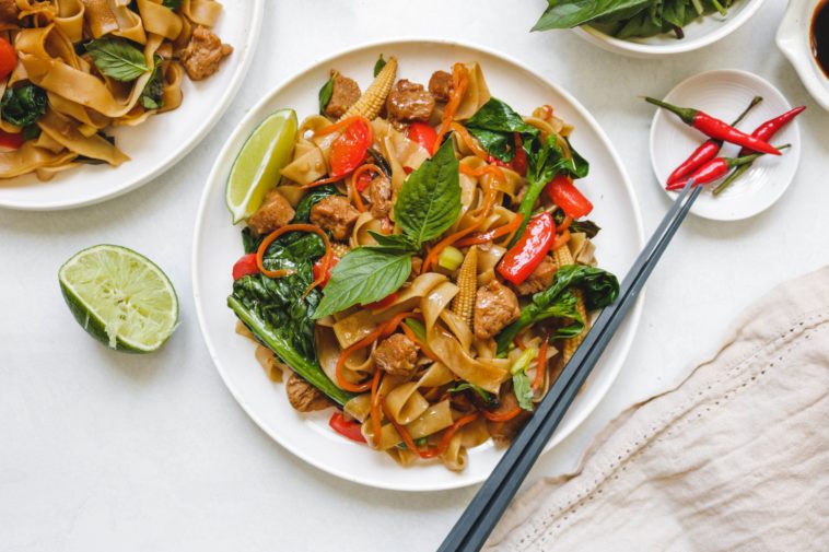 Which is healthier Pad Thai or Drunken Noodles?