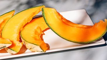 Which is healthier cantaloupe or honeydew?