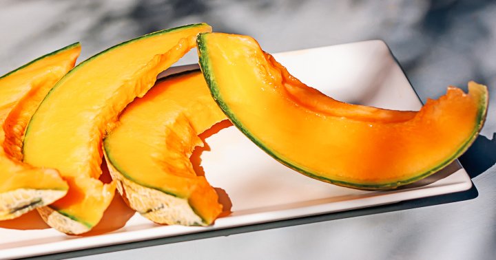 Which is healthier cantaloupe or honeydew?