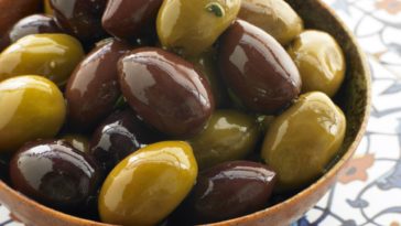 Which is healthier green olives or black olives?