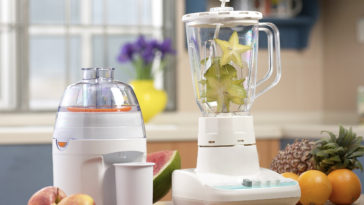 Which is healthier juicer or blender?