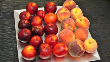 Which is healthier nectarine or peach?