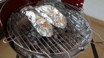 Which side of aluminum foil is toxic?