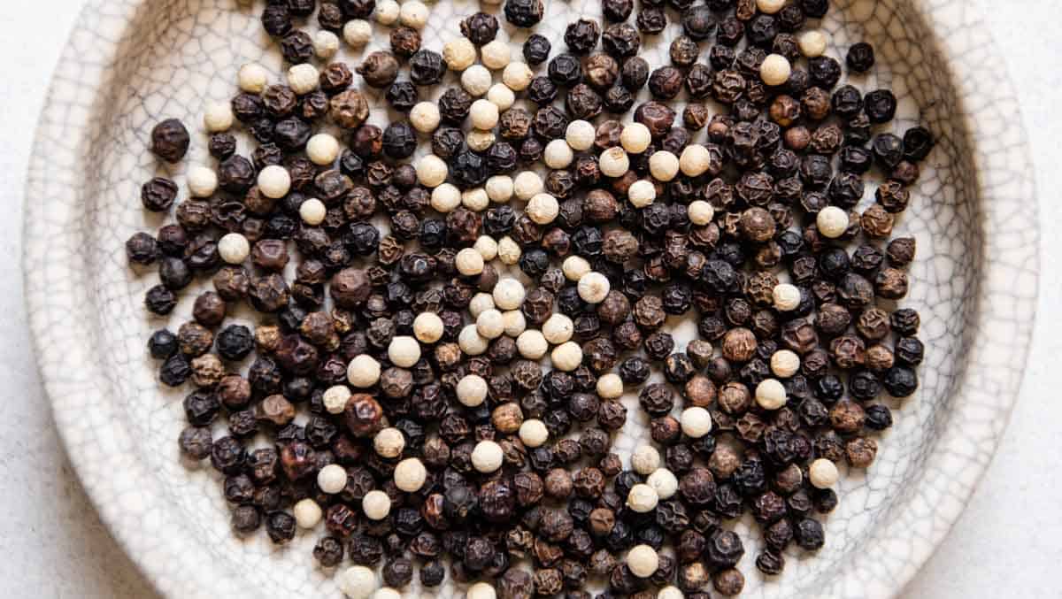 Which is healthier black pepper or white pepper?
