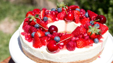 Who eats cheese with Christmas cake?