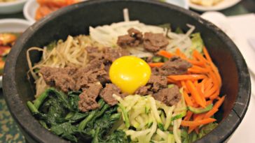Why is bibimbap popular?