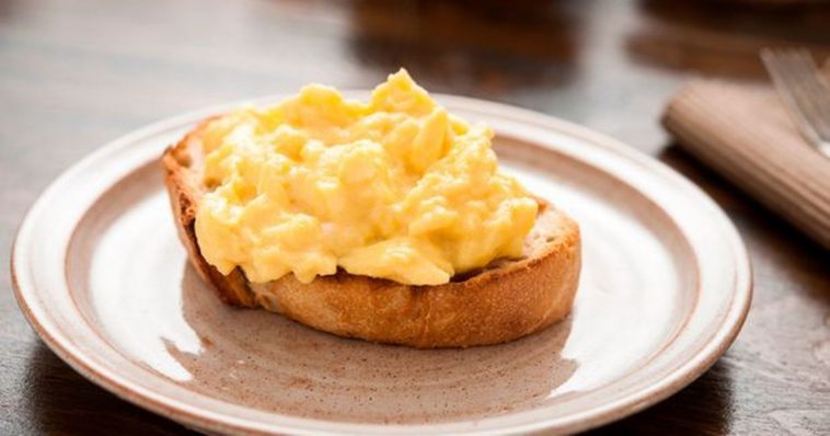 Why you should never put milk in scrambled eggs?