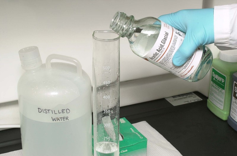 Дистиллированная вода в лаборатории. Соляная кислота реактив. Серная кислота раствор 20%. Раствор азотной кислоты. Раствор соляной кислоты.