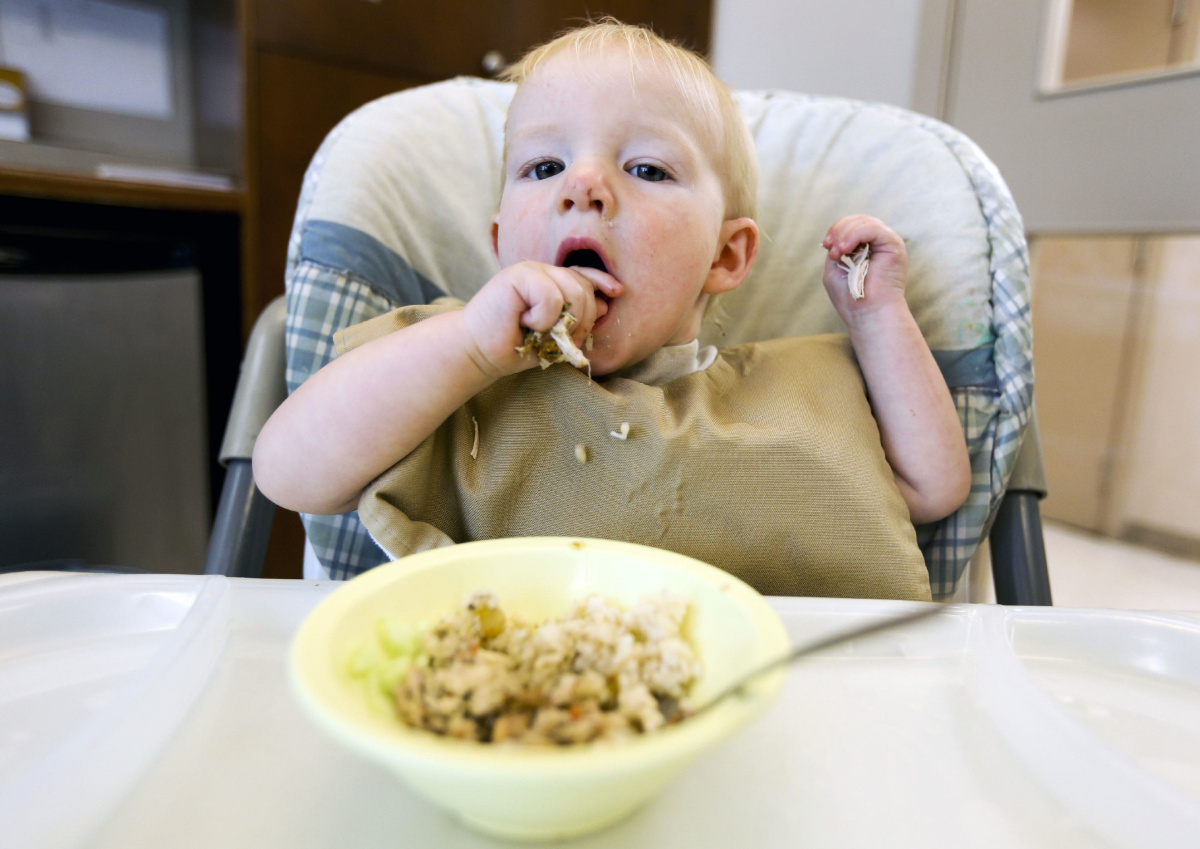 Когда давать еду кусочками. Ребенок кушает. Еда ребенка в 9 месяцев. Обед для младенца. Обед для годовалого ребенка.