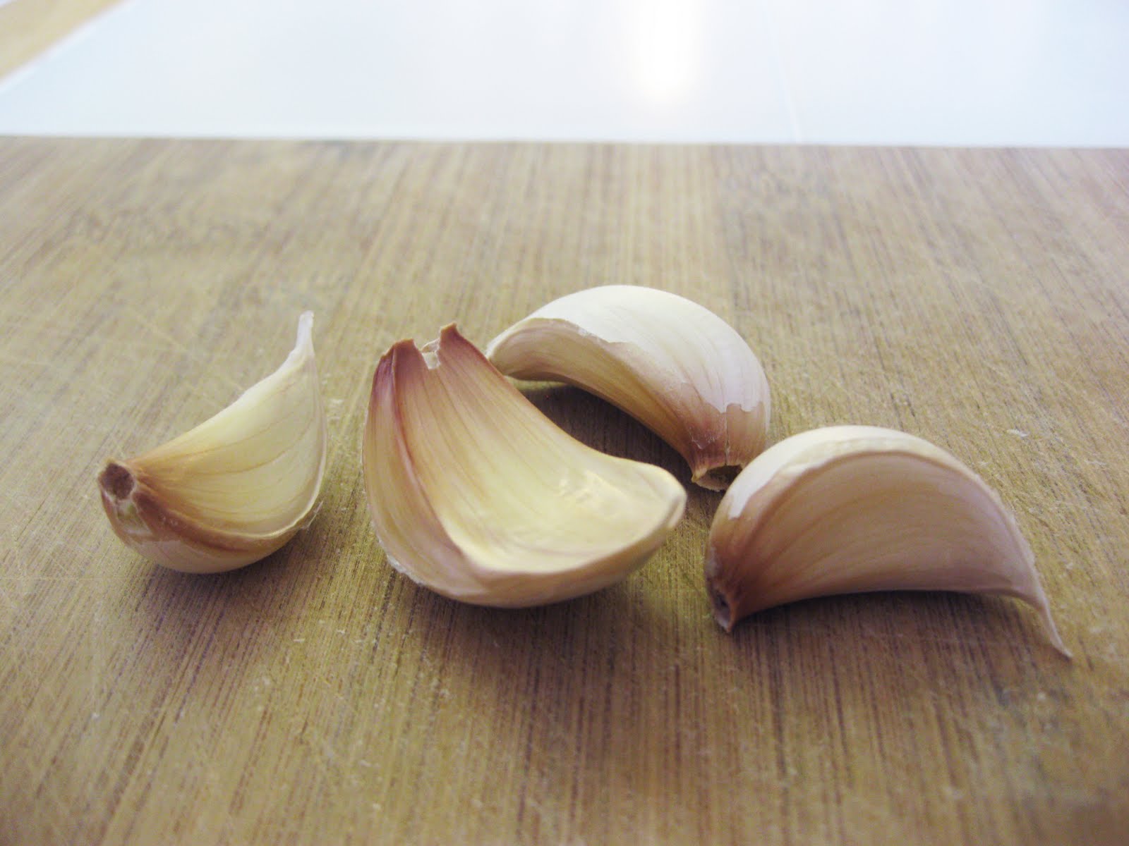 How much is 4 cloves of garlic?