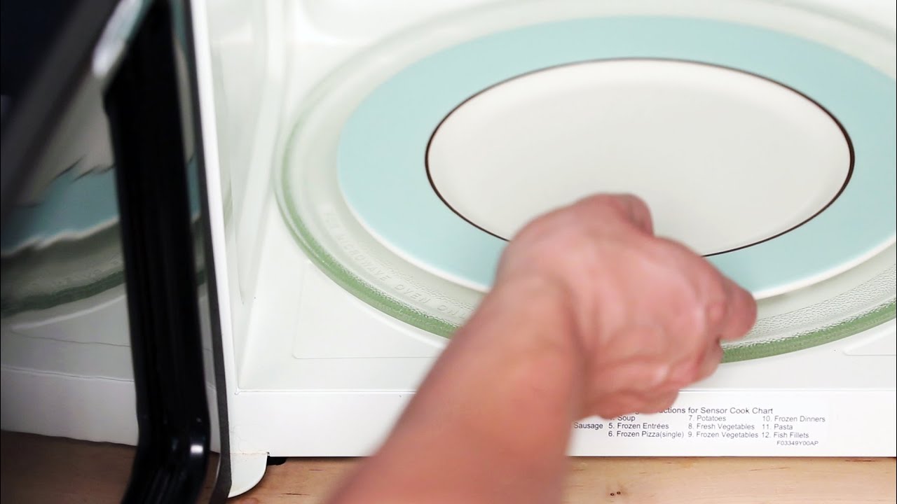Разогреть в микроволновке 2 тарелки. Microwave Dishwasher safe посуда. Как поставить тарелку в микроволновку. Тарелка Oven Microwave Fine Porcelain синий Dishwasher safe. Можно ли греть стеклянную банку в микроволновке