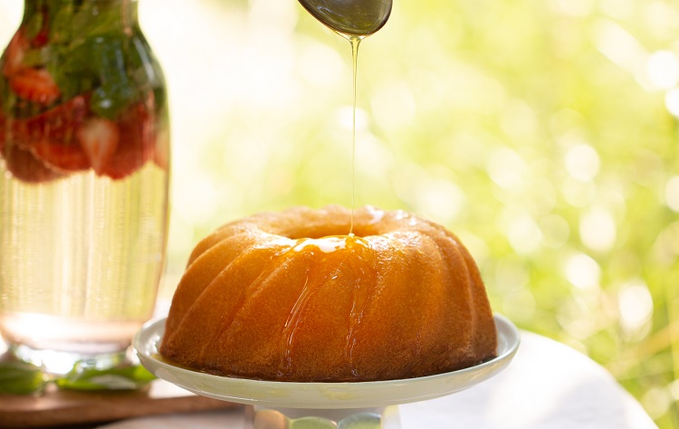 how to wet iced cake