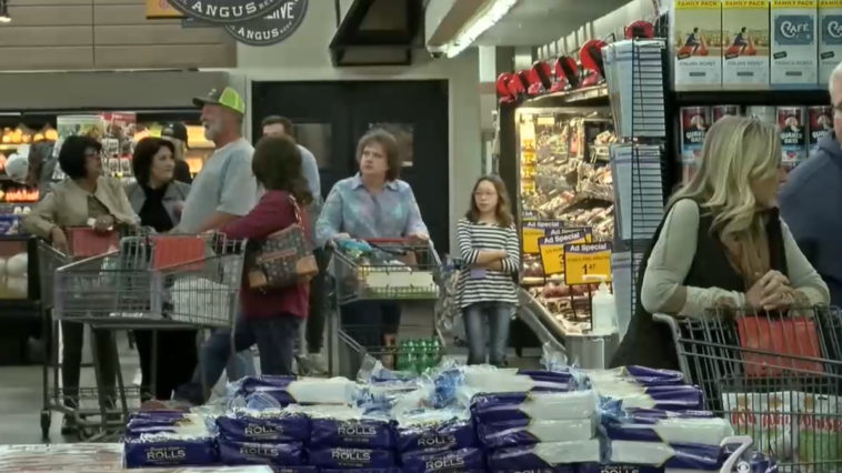 Are grocery stores crowded on Thanksgiving?