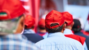 Can I wear a hat in Mortons?