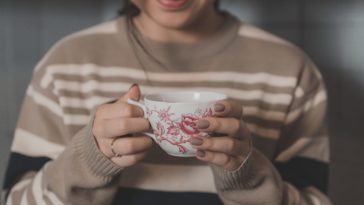 Can you wear acrylics at Mcdonald's?