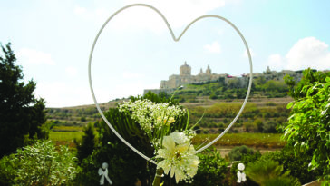 Can you wear acrylics at Olive Garden?