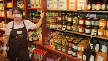 Can you wear jeans to work at Cracker Barrel?