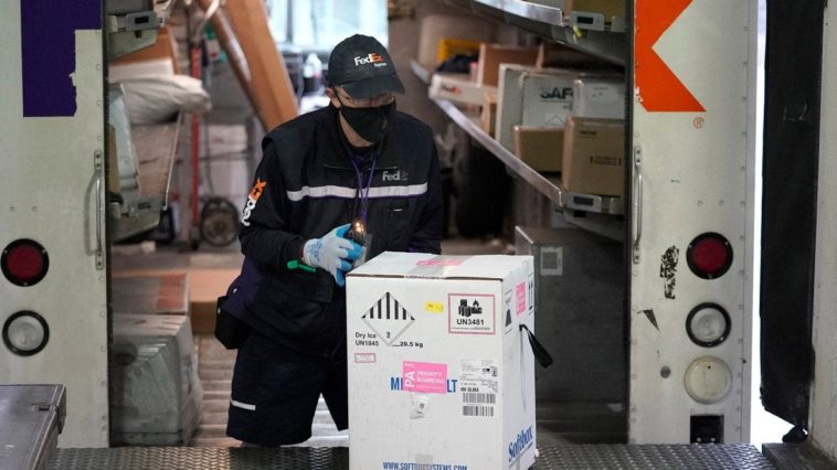 Do FedEx workers work on Thanksgiving?