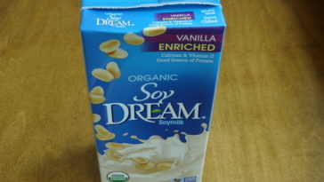 Do Starbucks employees get free drinks?