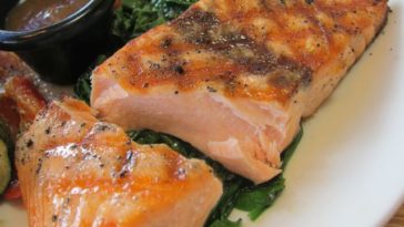 Does Applebees have salmon?