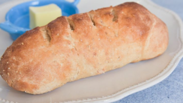 Does LongHorn Steakhouse give free bread?