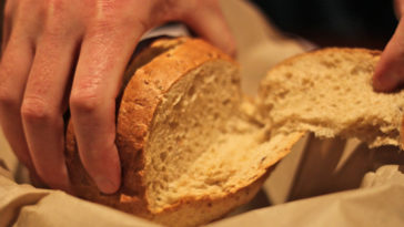 Does LongHorn give you bread?