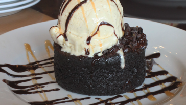 Does Longhorn give free dessert?