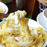 Does Olive Garden entrees come with breadsticks?