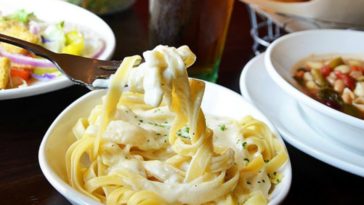 Does Olive Garden entrees come with breadsticks?