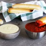 Does Olive Garden sauce come with breadsticks?
