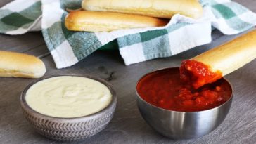 Does Olive Garden sauce come with breadsticks?