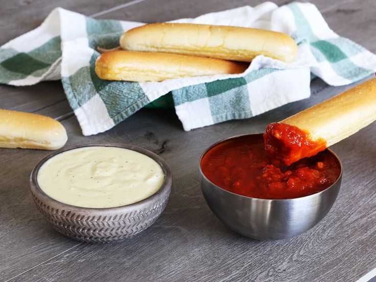 Does Olive Garden sauce come with breadsticks?