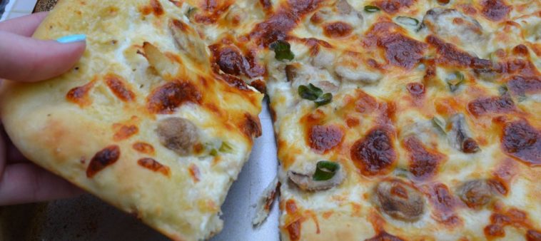 Does Olive Garden still have chicken Alfredo pizza?