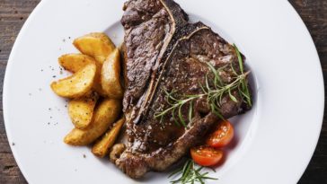 Does Texas Roadhouse give veterans a free meal?