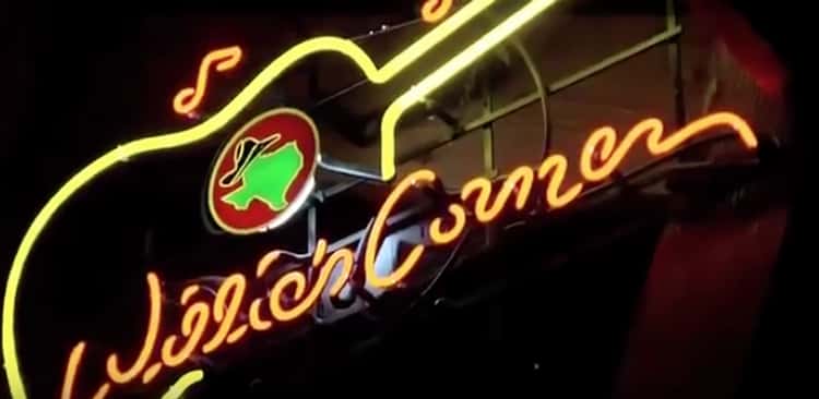 Does Willie Nelson own part of Texas Roadhouse?