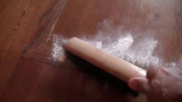 Does baby powder help squeaky floors?