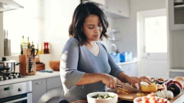 How do I prepare my house for Thanksgiving?