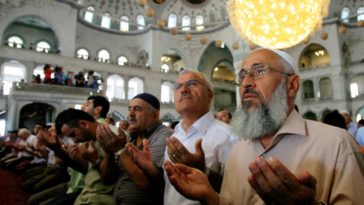 How do turkey people pray?