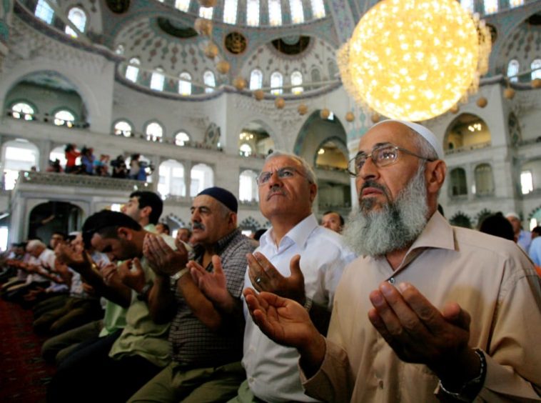 How do turkey people pray?
