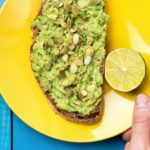 How long after guests arrive should dinner be served?