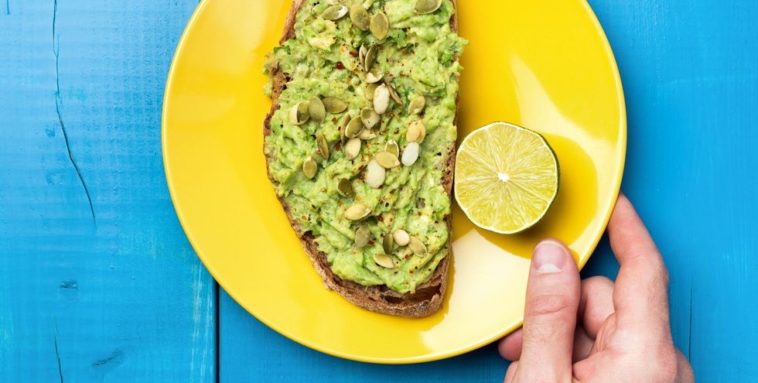 How long after guests arrive should dinner be served?